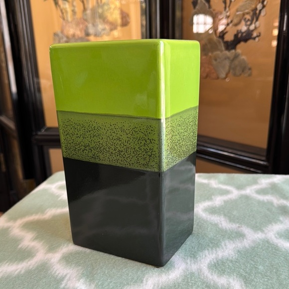 Modern ceramic Green rectangular Vase - Picture 1 of 10